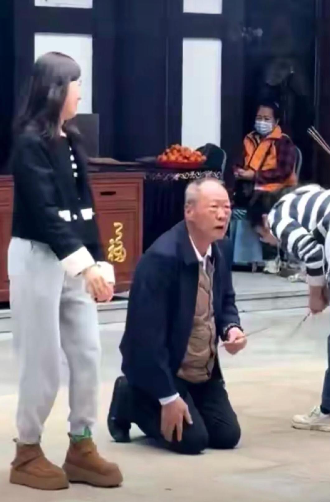 他身价450亿，在深圳的般若禅寺（原名盘古寺）虔诚礼佛他就是星河地产创始人