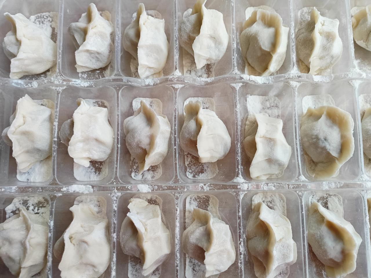父母在，人生尚有归途。中午包了素馅饺子，茄子、白菜、红萝卜搭配豆腐，鲜爽清