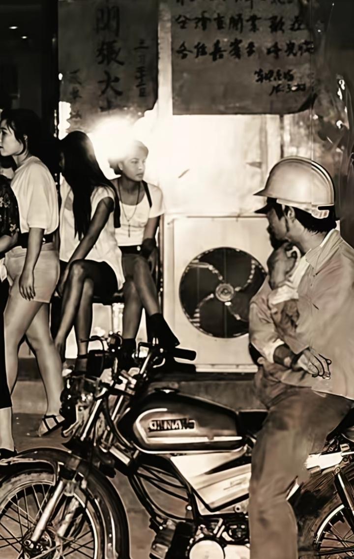 90年代海口夜晚的街头，改革开放的春风吹遍海南，海口作为经济特区省会充满了发展的