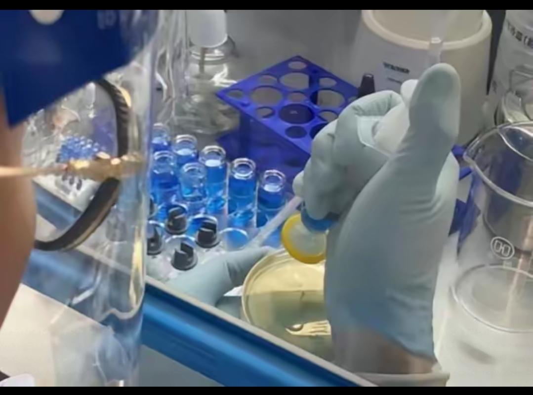 真是奇迹！一个只有高中学历的普通爸爸，硬生生把自己逼成了能救孩子的“药神”。