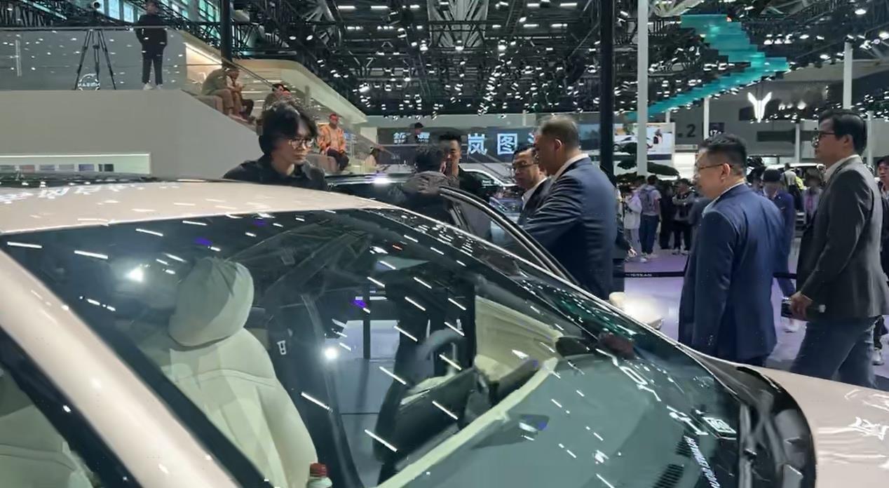 这次广州车展，比亚迪王传福参观了日产n6展台，和2024年北京车展看日产轩逸时的