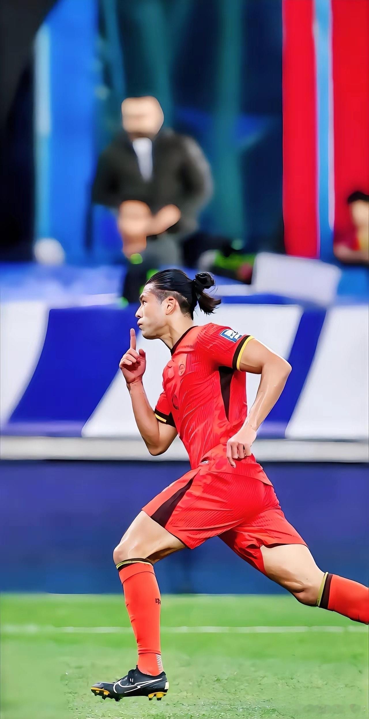 国足的张玉宁有三大不足，更适合替补角色，建议用拜合拉木替换。其一，体能欠佳，体重