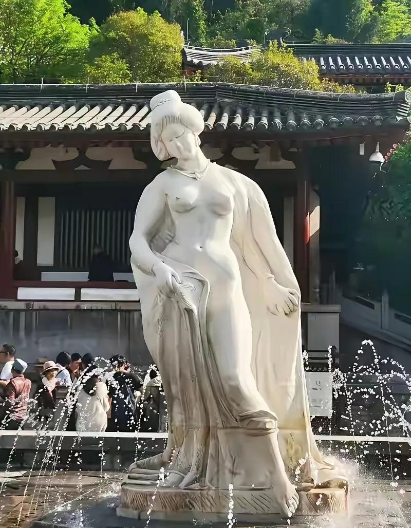 华清池贵妃雕塑被嫌不雅？这届网友的“纯洁”太离谱华清池“贵妃出浴”雕塑遭吐
