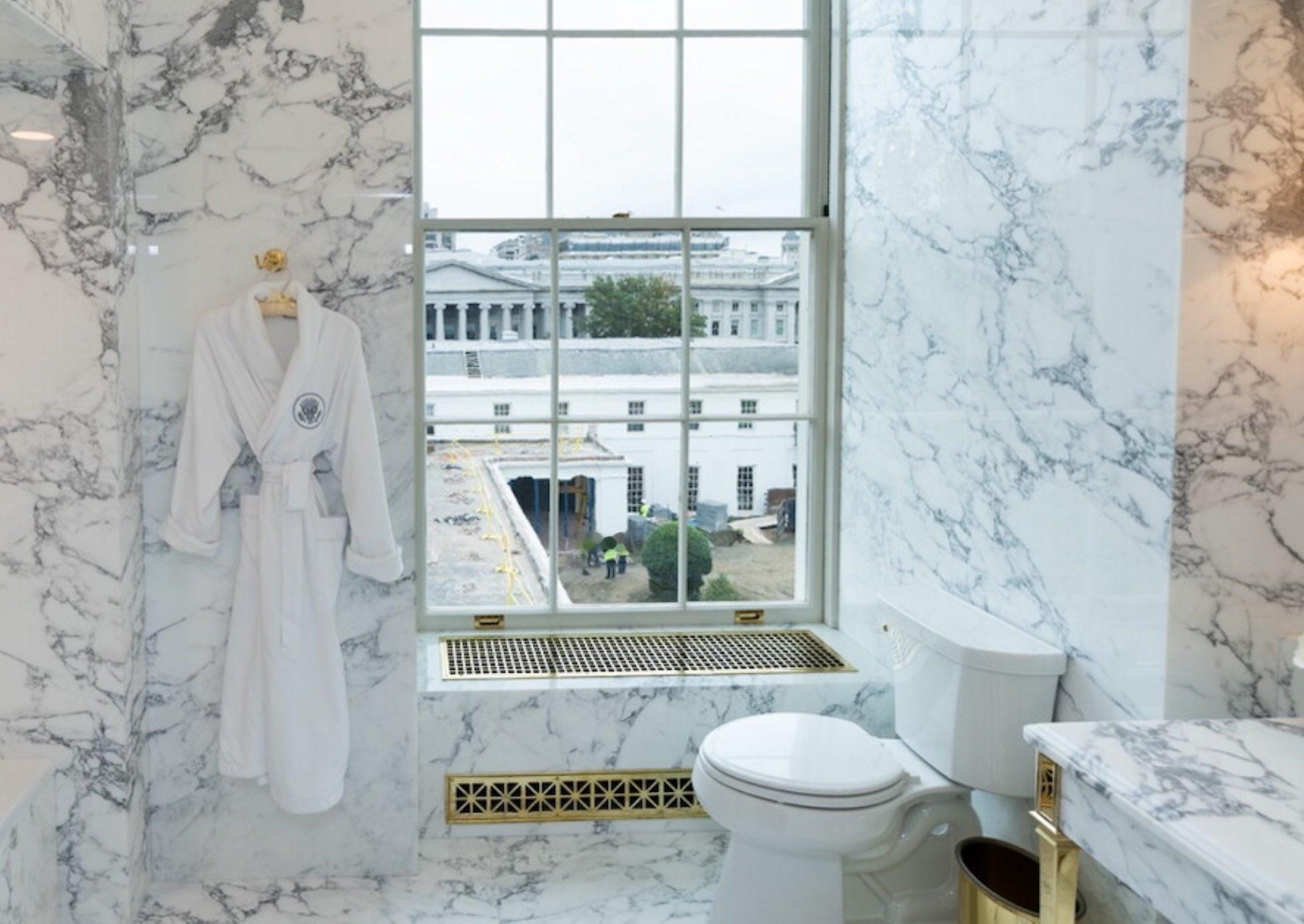 🔻特朗普发布了一张白宫马桶照片，拉屎时可以监督白宫东翼拆除情况。🔻太离谱了，