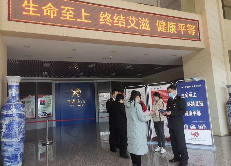 现在海关开始严查艾滋病已经晚了，中国的传播速度，未来几年会快速增加，因为中国的艾