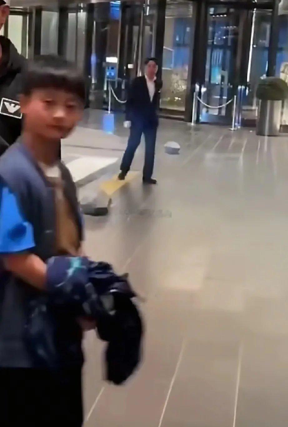 郝蕾和圈外前夫刘烨的双胞胎儿子都长这么高了，兄弟俩今年13岁左右，长得像极了郝蕾