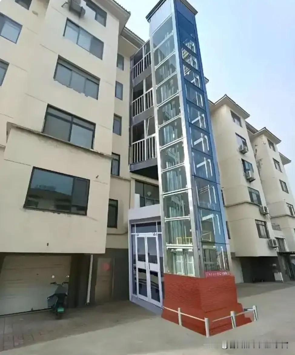 出门旅游回家，楼下竟然装好了外挂电梯我早就明确拒绝出资加装，想不通工程为啥照样