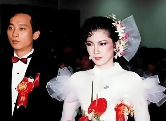1985年，叛逃到台湾的空军飞行员萧天润和台湾美女张德芬结婚，他不光得到了台湾奖