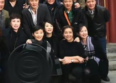 即使她定居美国快20年了，她在中国还是那么红，资源好的不得了，电视、电影、话剧、