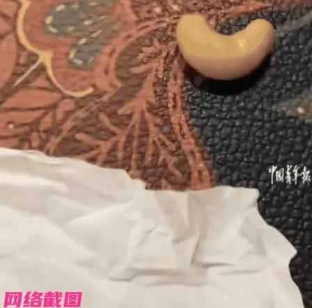 黑龙江哈尔滨有外公去接自己的外孙女放学，看到孩子的书包没有拉链好，随后给孩子拉上