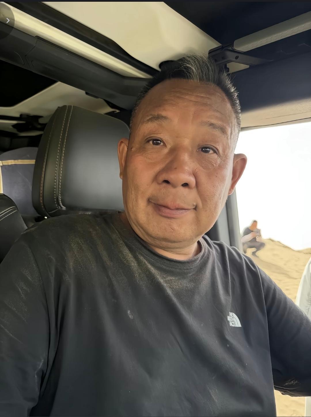近日，于东来前往珠穆朗玛峰游玩时，因高原特殊环境导致持续水土不服，连续腹泻20多
