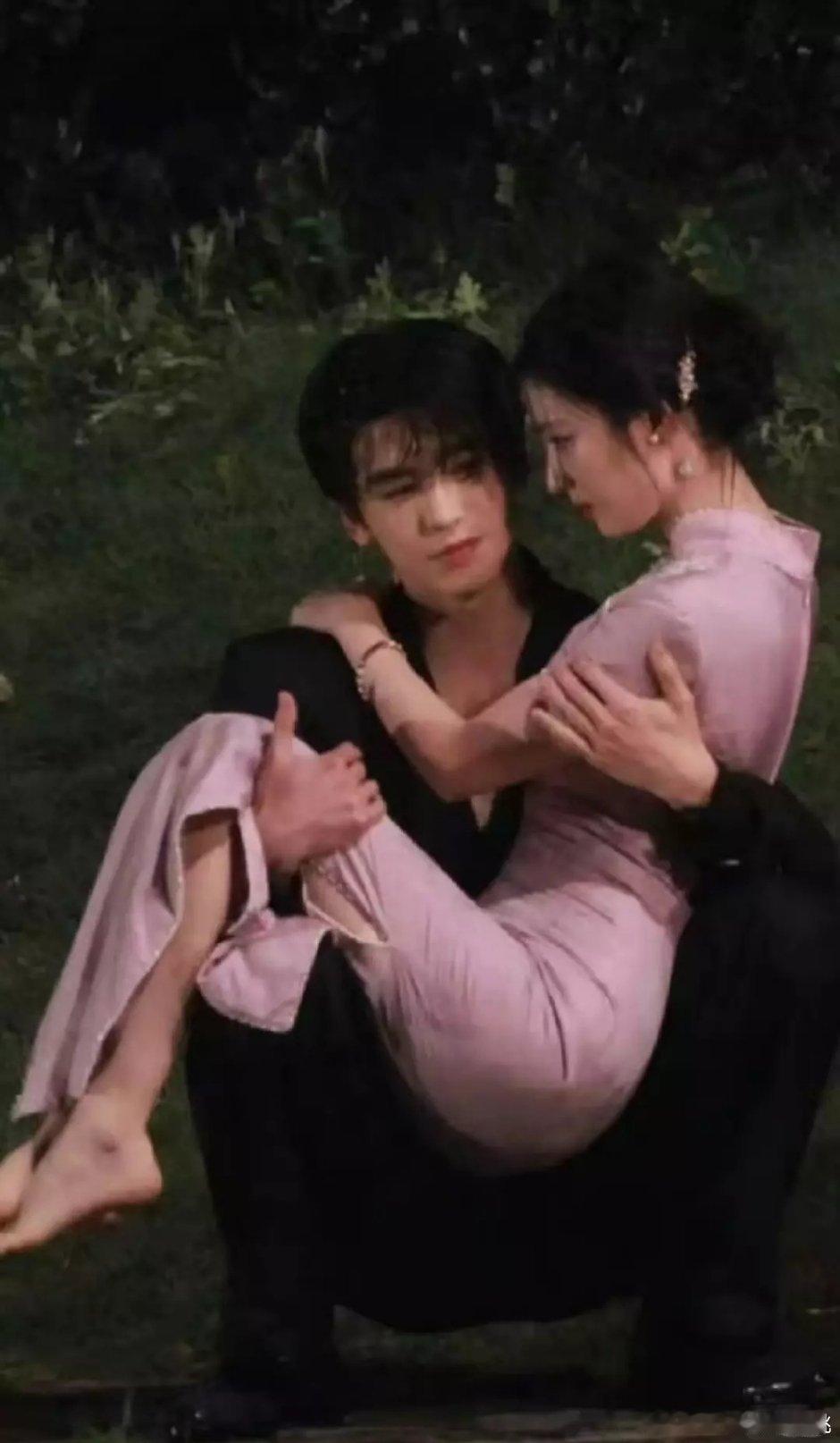 正午的造型现在真不行，麦确实看起来像中学生，但那又怎么样呢路透绝美一到正片就拉跨