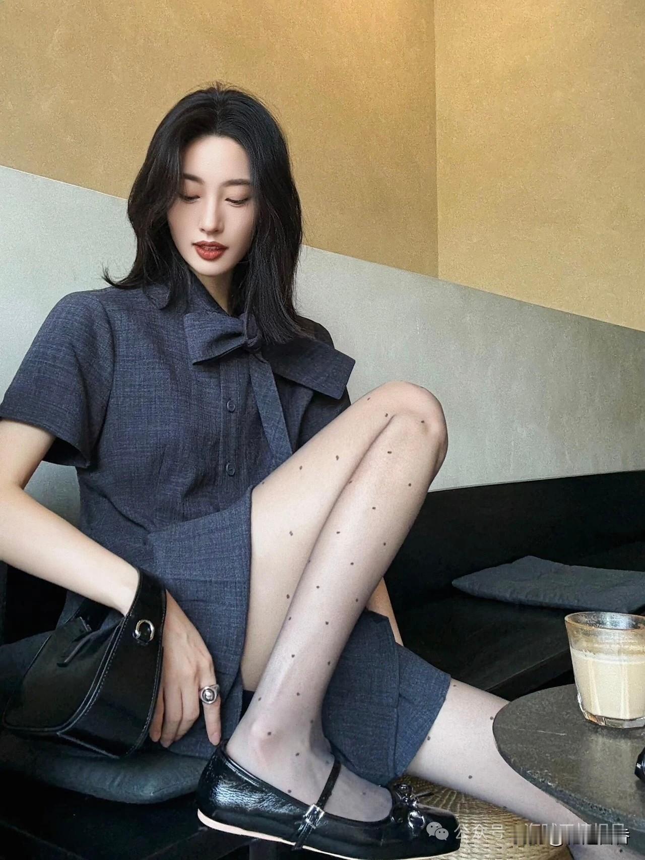 波点袜秀出好身材，颜值也是很哇塞的哦！