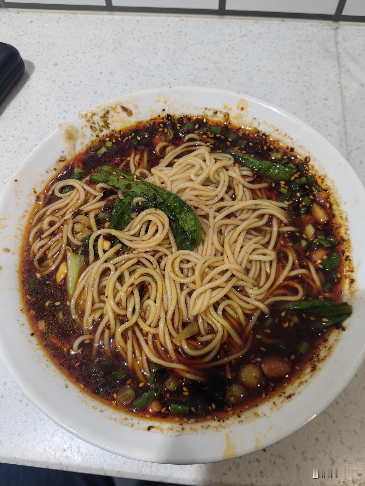 为了吃一碗传统的重庆小面，硬是从歌乐山走到了这里，导航说面店就在旁边，但奇怪的是