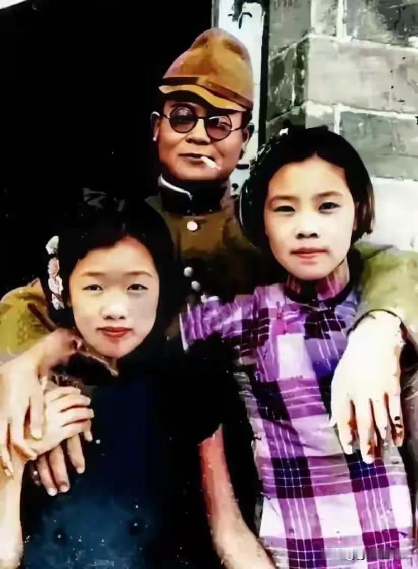 日本鬼子戴着眼镜，叼着烟卷，一手搂着一个女人，表现的相当嚣张，这两个女子也没有做