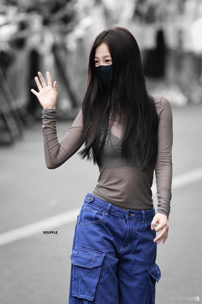 谁懂虞书欣这个上衣虞书欣这身真妈妈来了长发+网纱上衣谁能拒绝！虞书欣这