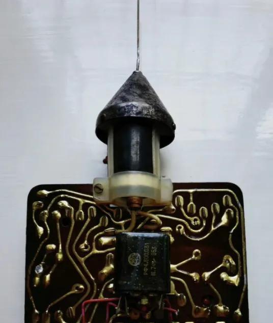 垃圾堆翻出来的不知道什么东西，像个天线宝宝，板子上的零件也看不懂，有认识这个的吗