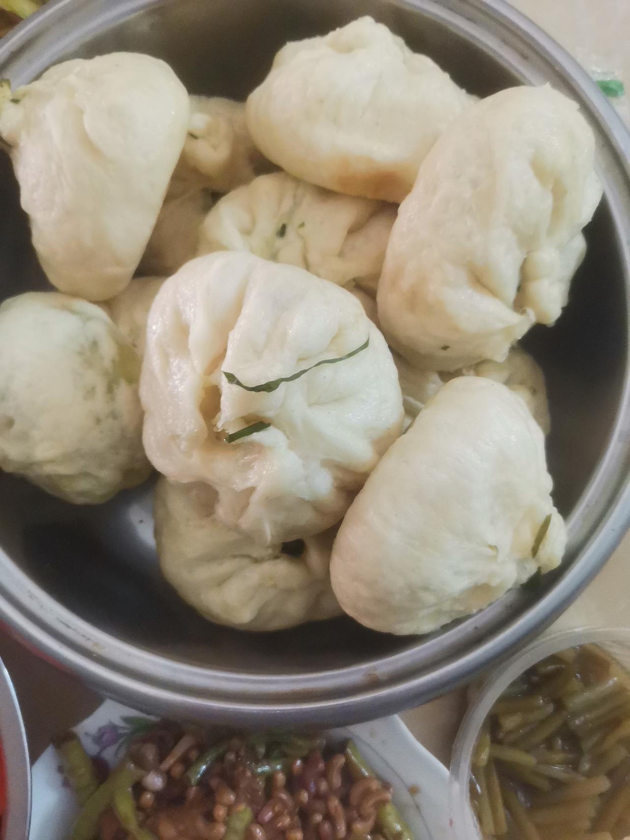 上午十点，去我妈家，我妈已煮好了稀饭，蒸好了包子。我到厨房，将西瓜洗净去皮，