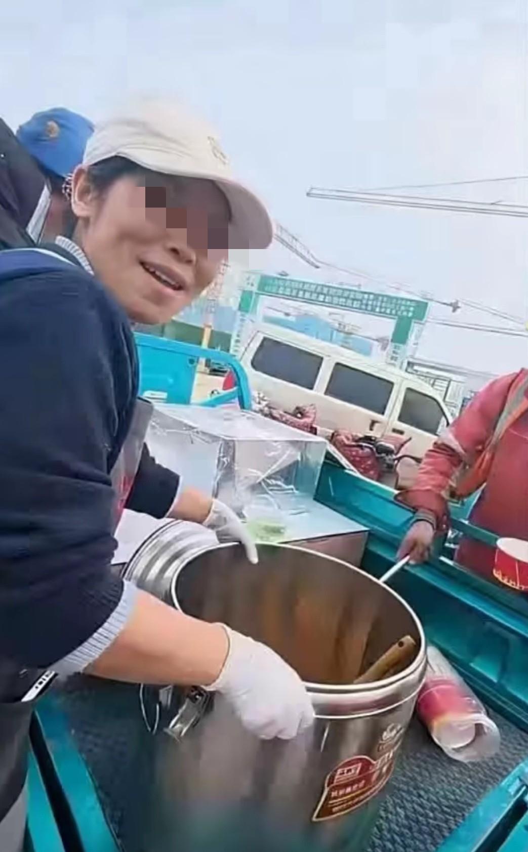 “倒饭姐”，这下是真出名了！山东济南某工地，就因为一年轻人，也在卖饭，就觉得他