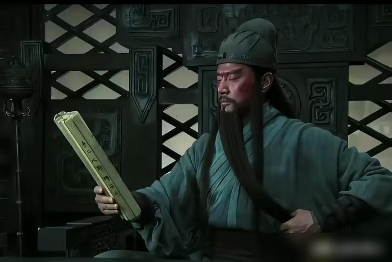 于荣光这个关羽读《春秋》能把人笑死！你就看这两版关羽的肢体语言，谁在真读书，谁在