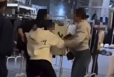 韩国首尔，一名法国籍女子当众声称“韩国人讨厌中国人，全世界都讨厌中国人”！旁边一