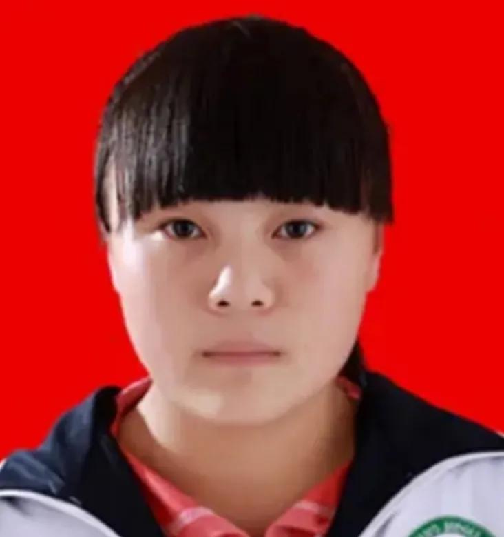 2003年，陕西一女子摔成瘫痪，丈夫离家务工，4岁女儿扛起照料重担。6年后，丈夫