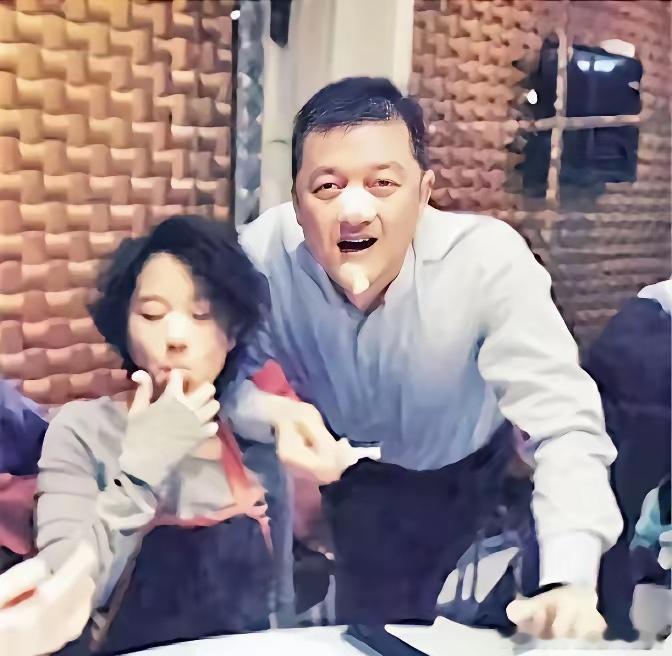 窦靖童25岁生日发合照，配文“谢谢我最好的爸爸”李亚鹏落泪！