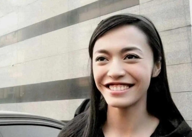 一次，姚晨参加郭德纲的节目，被观众起哄：“亲一个，亲一个！”郭德纲吓得赶紧摆手：
