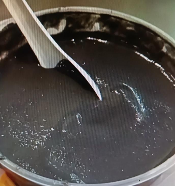 61岁大姐骨质疏松，听邻居说芝麻补钙，就天天一碗芝麻糊，连牛奶都换成芝麻糊泡的，