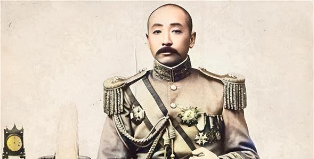1925年秋，沈阳大帅府，军需处长读着事先写好的条子给大帅听：“因制做棉衣，需支