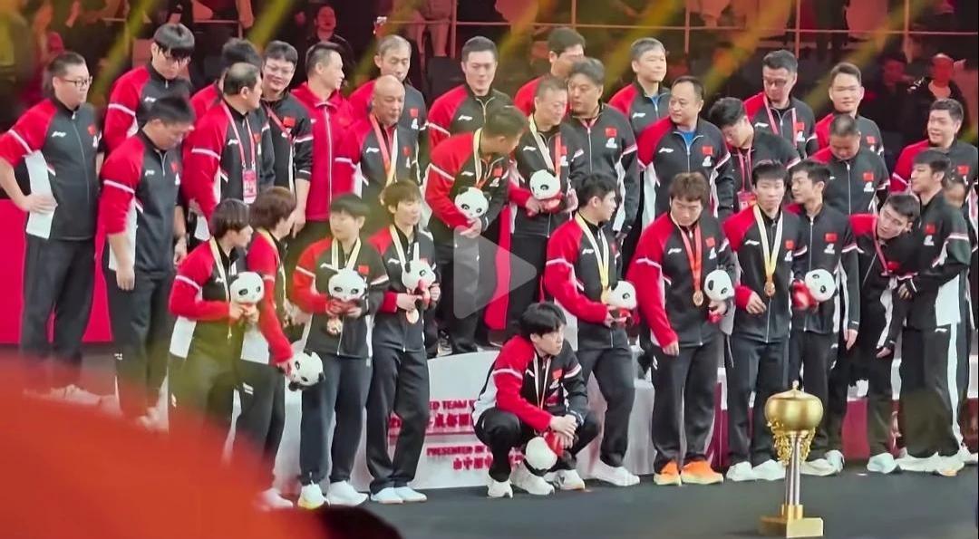 看着大头，梁靖崑的眼神充满了关心，这就是兄弟吧。连轴转，打了30多场，累的合影