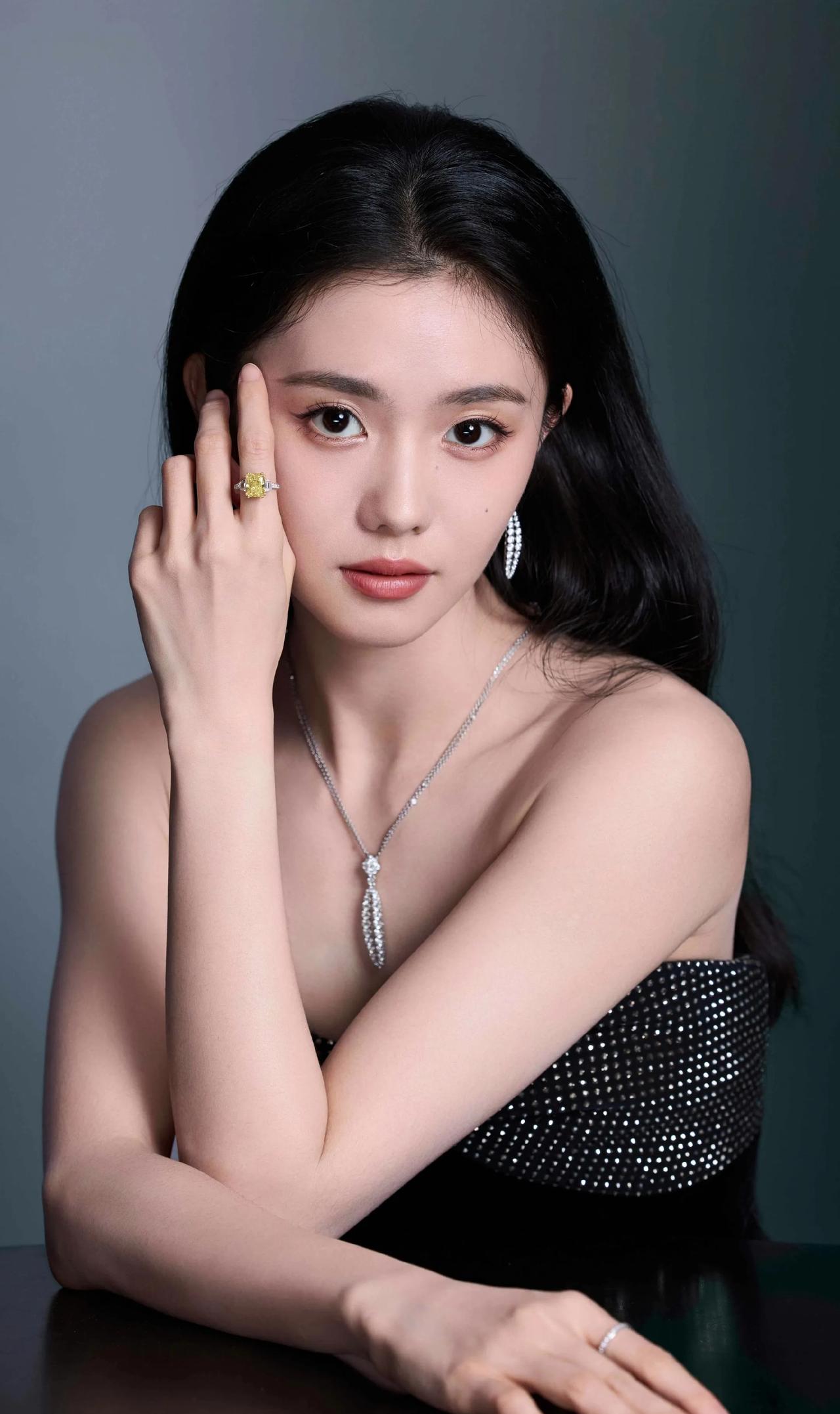 2016年，16岁的刘浩存在艺校被张艺谋团队看中，原本要演《影》，却因剧本改年龄