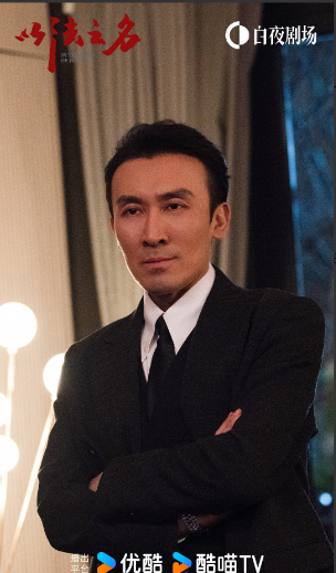 《以法之名》这伏笔埋得妙啊！我以为“龙哥”在公司里怪叫着开卡丁车