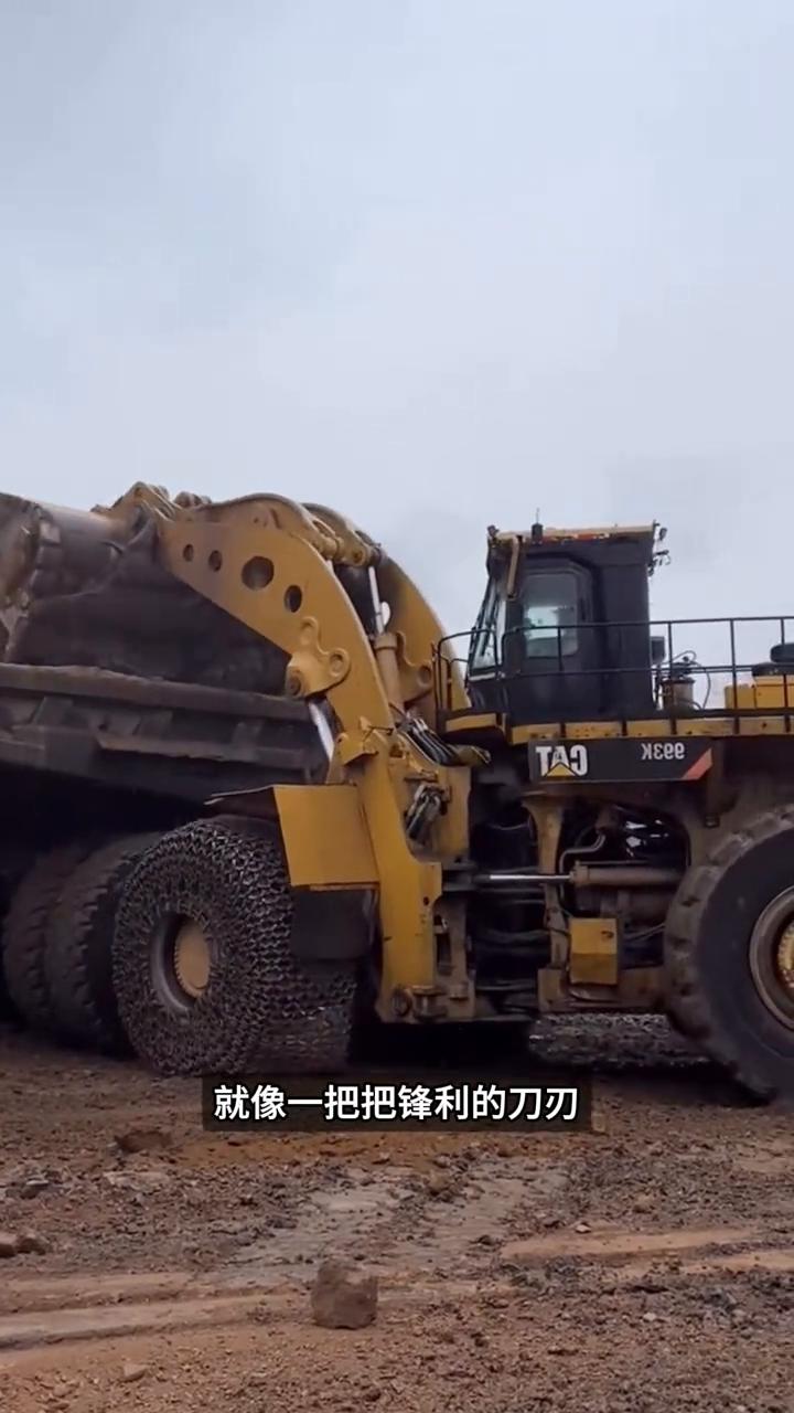 铁链护胎之秘。为什么这些巨型装载机非要给轮胎裹上一层沉重的铁链？看上去只是几圈