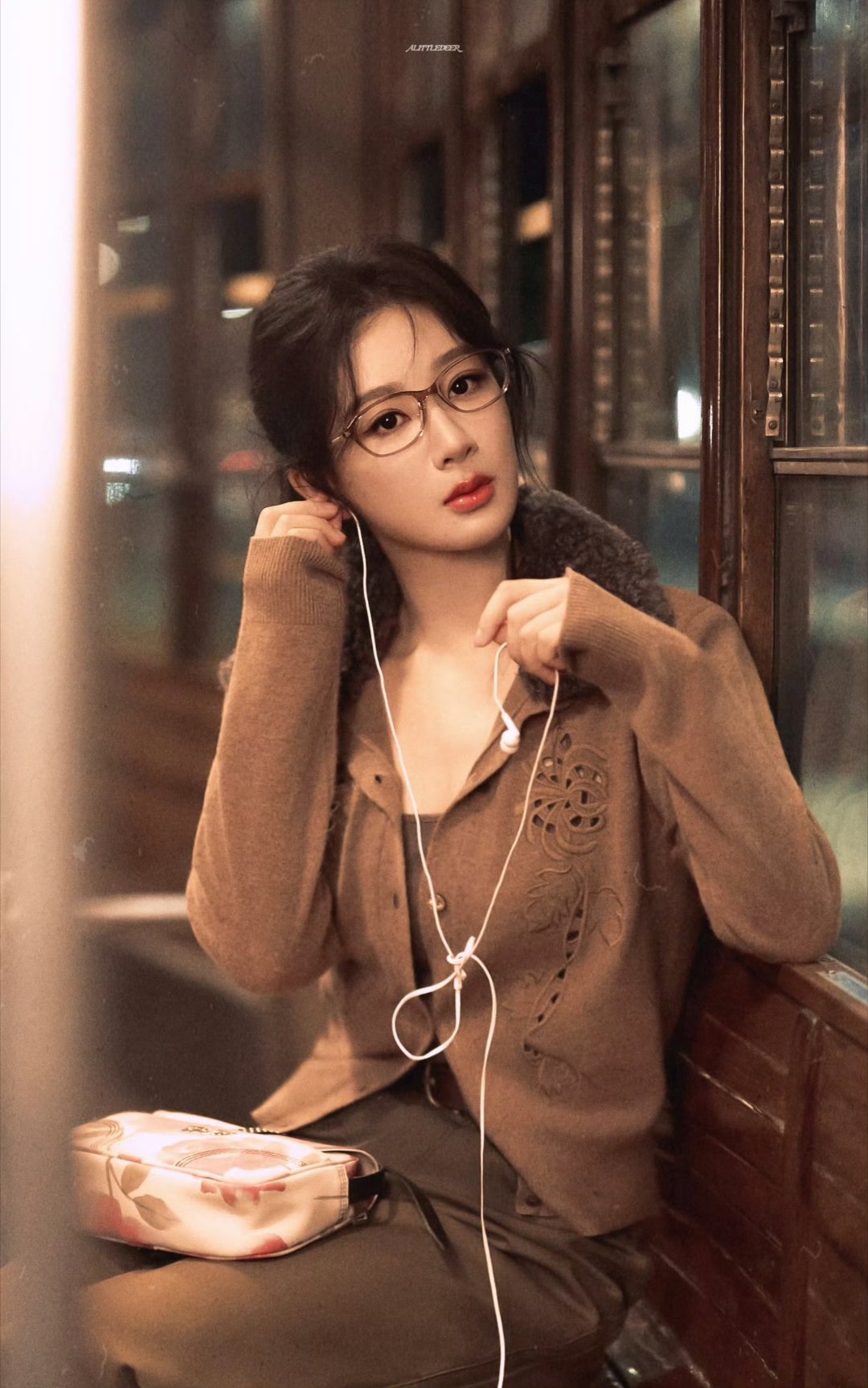 杨紫杨紫董竹君yz‍杨紫玉兰花开君再来“江南美不仅是炊烟瓦房是细雨沥