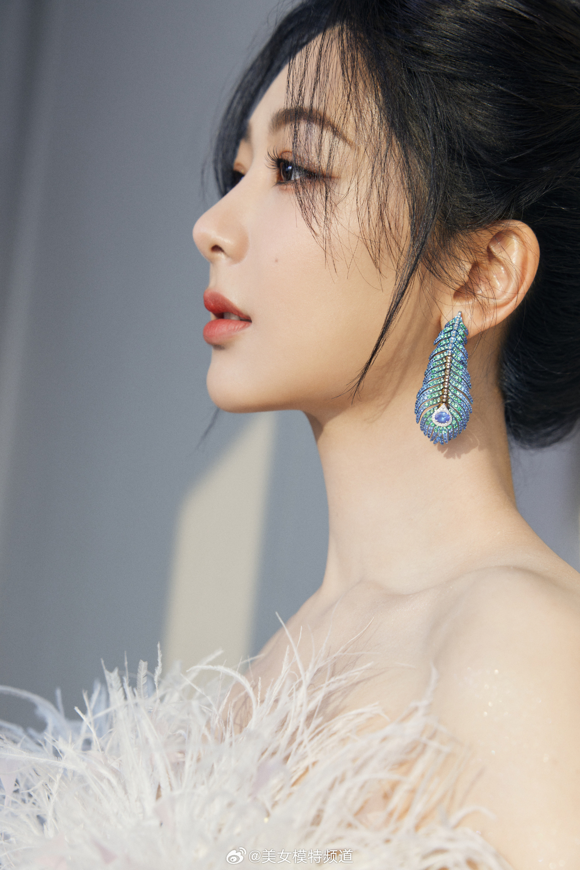 杨紫收腰羽毛裙造型仙气飘飘