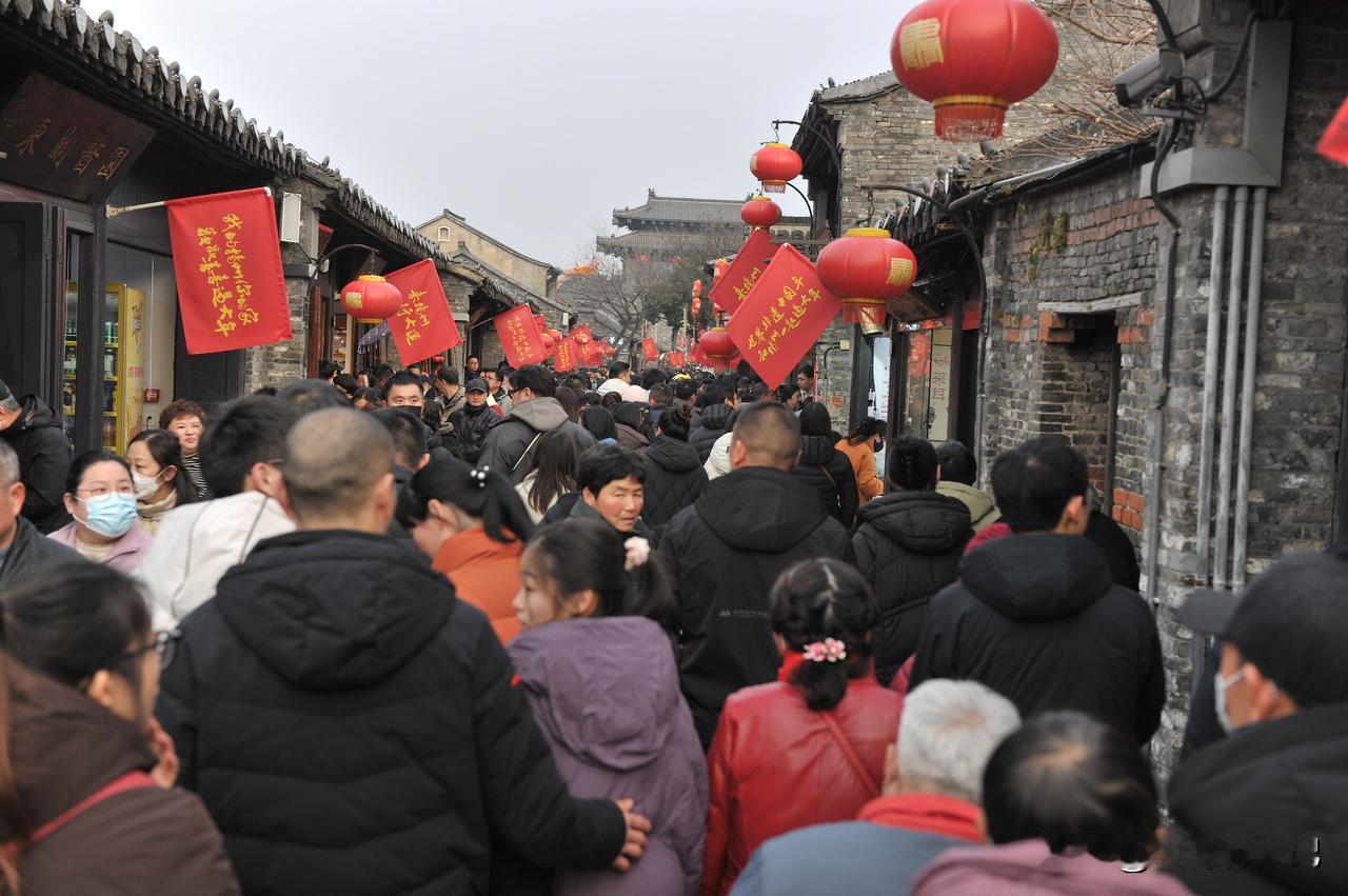 2025年2月2日，江苏扬州，农历正月初五，皮市街、东关街等古街巷内，各地游客穿