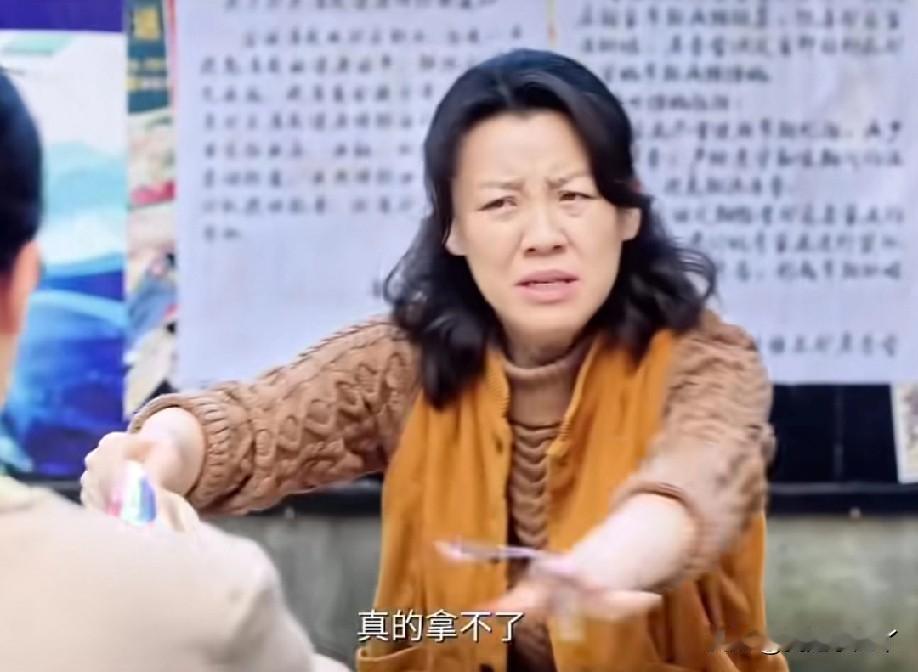 《生逢其时》霍青莲因为顾客一条120块钱的手帕铁了心要去省城摆地摊，这材质也不一