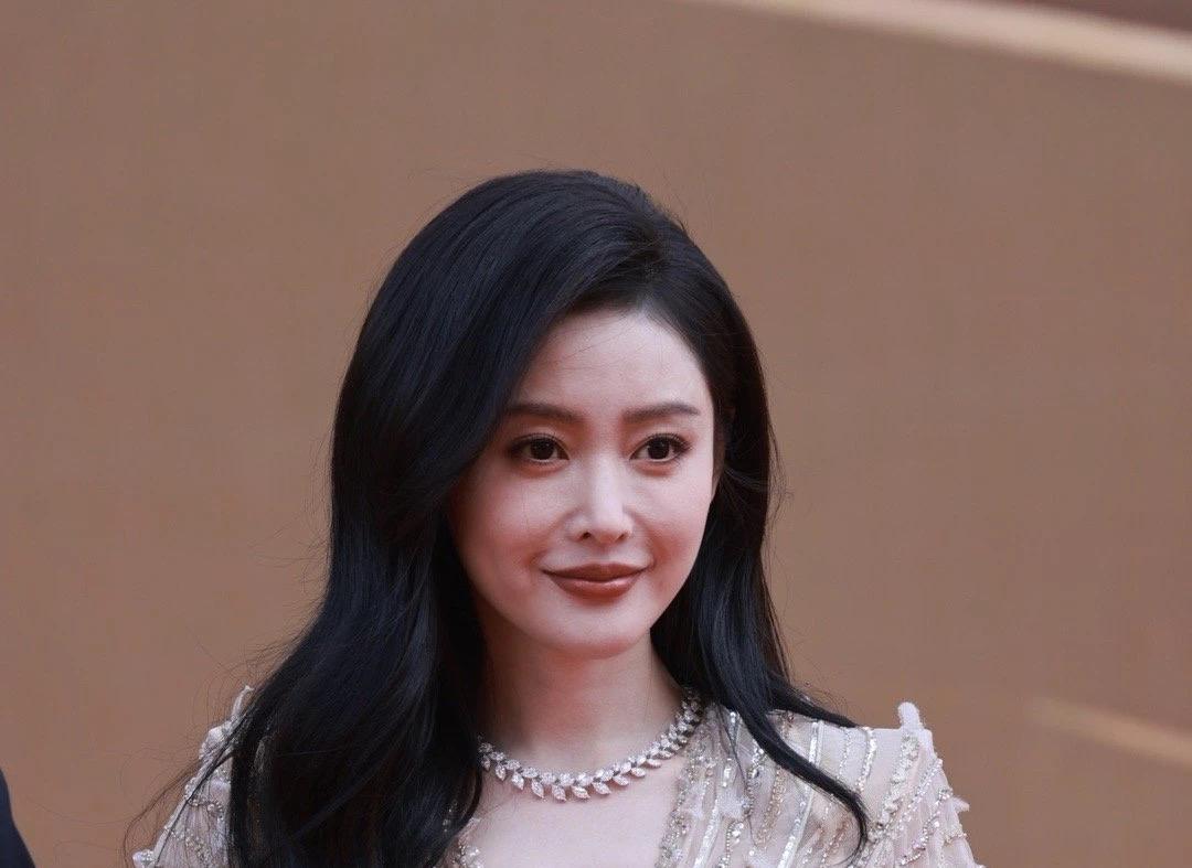 做巩俐的“光替”，出道即成名。如今高开低走的她真的是恋爱脑吗？很多年前，一