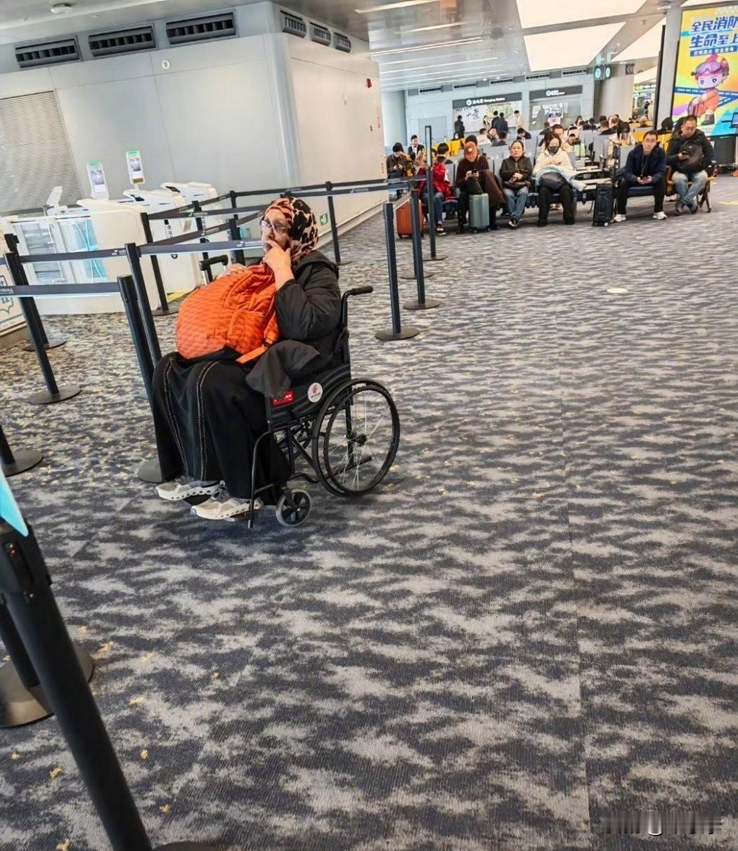 杭州机场健全印度人坐轮椅，这三哥三嫂最喜欢蹭轮椅了，就没有它们不占的小便宜[打脸