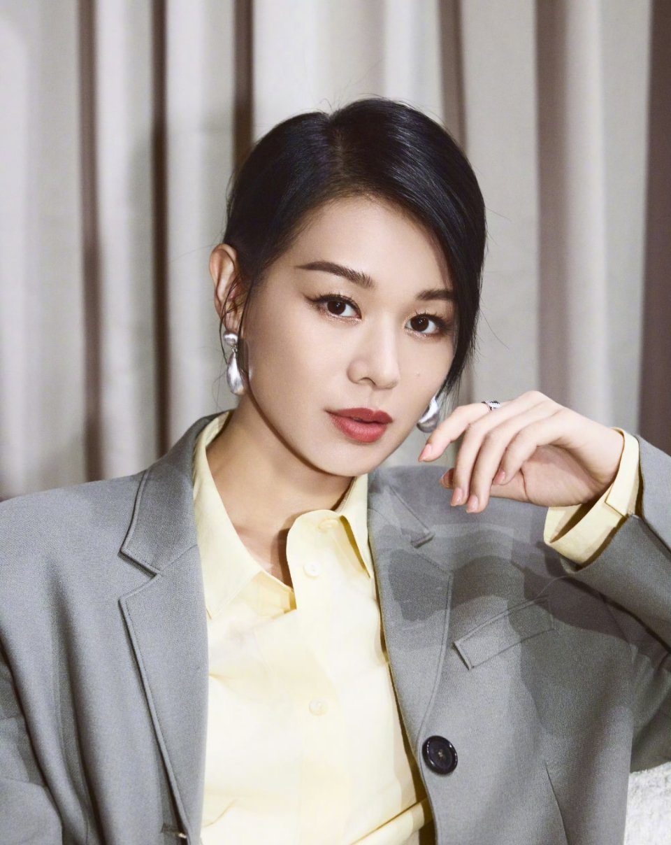 胡杏儿送胡定欣一对纯金龙凤镯胡杏儿赠胡定欣纯金龙凤镯的举动,将二十一年的闺蜜情酿