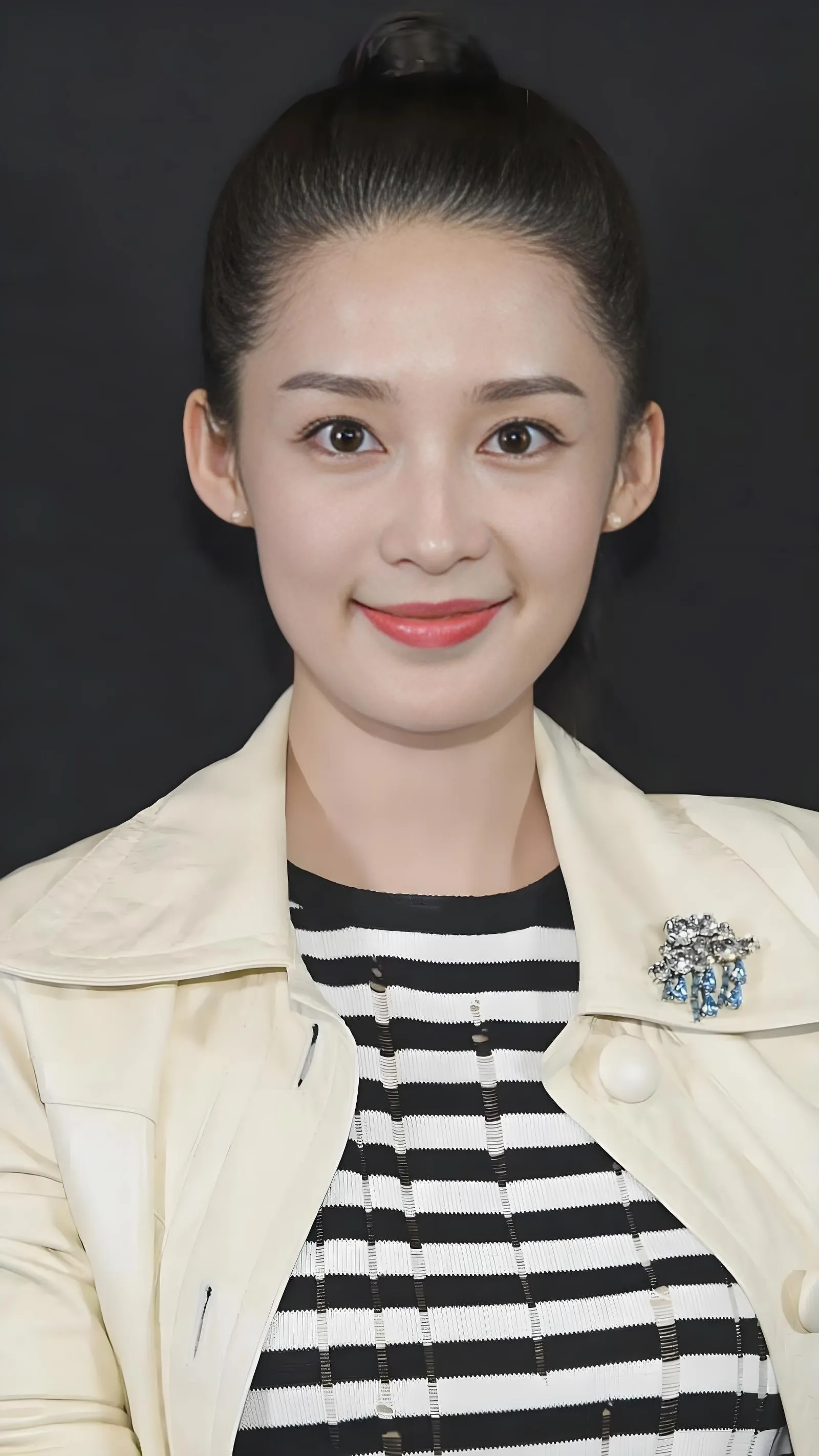 很多人说李一桐白鹿李沁傻傻分不清印象中三人的确有点神似特别是李一桐和白鹿像是