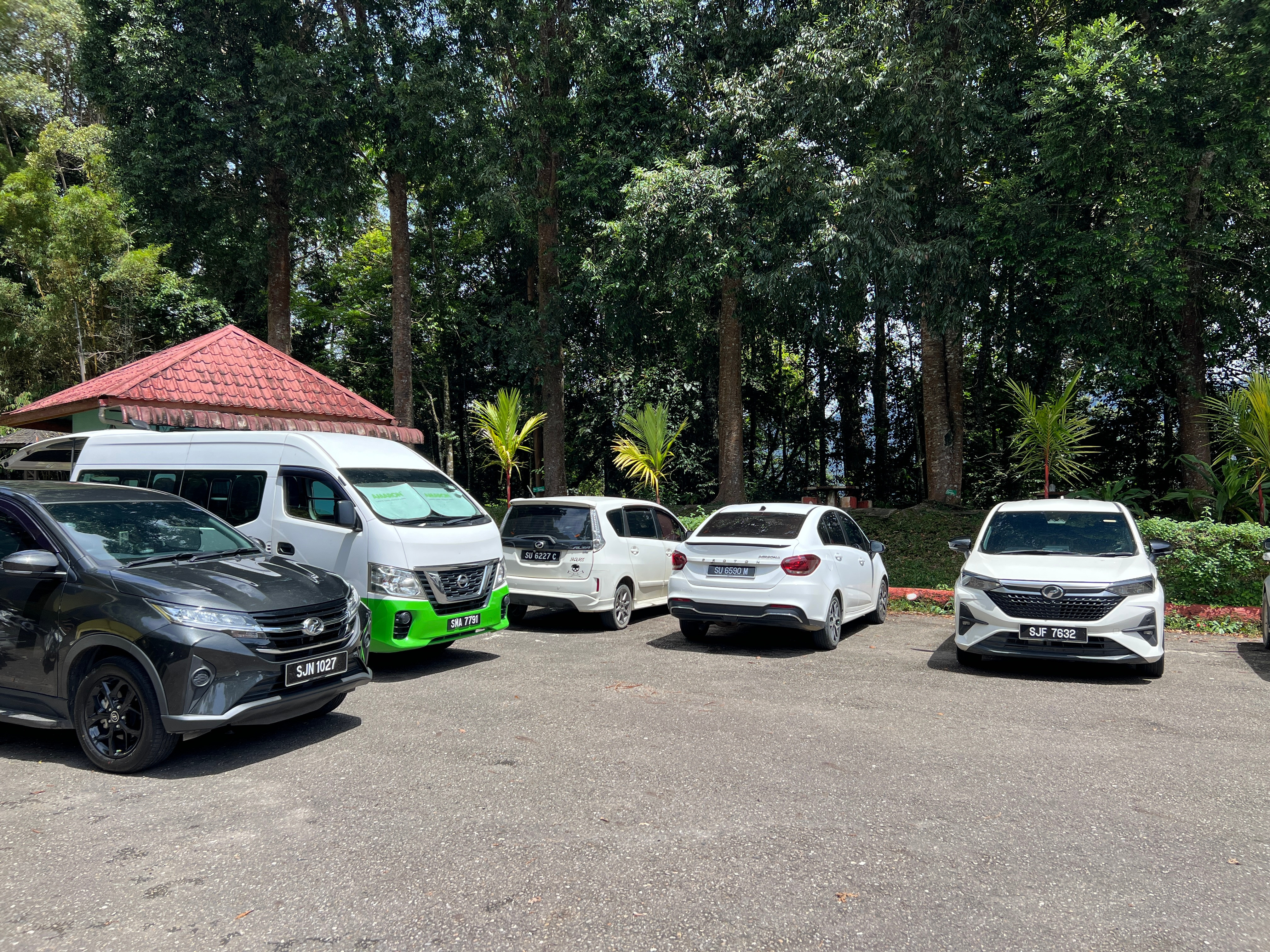 马来西亚第二国产车在当地已经不能叫能见度高了，应该算是统治级，随便一个停车场，8