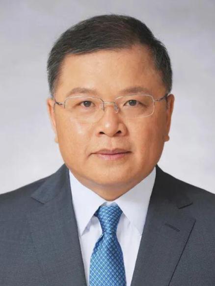 1996年，公费留学的黄大年加入英国籍，父母强烈反对，他说：就算骂我，我也要加入