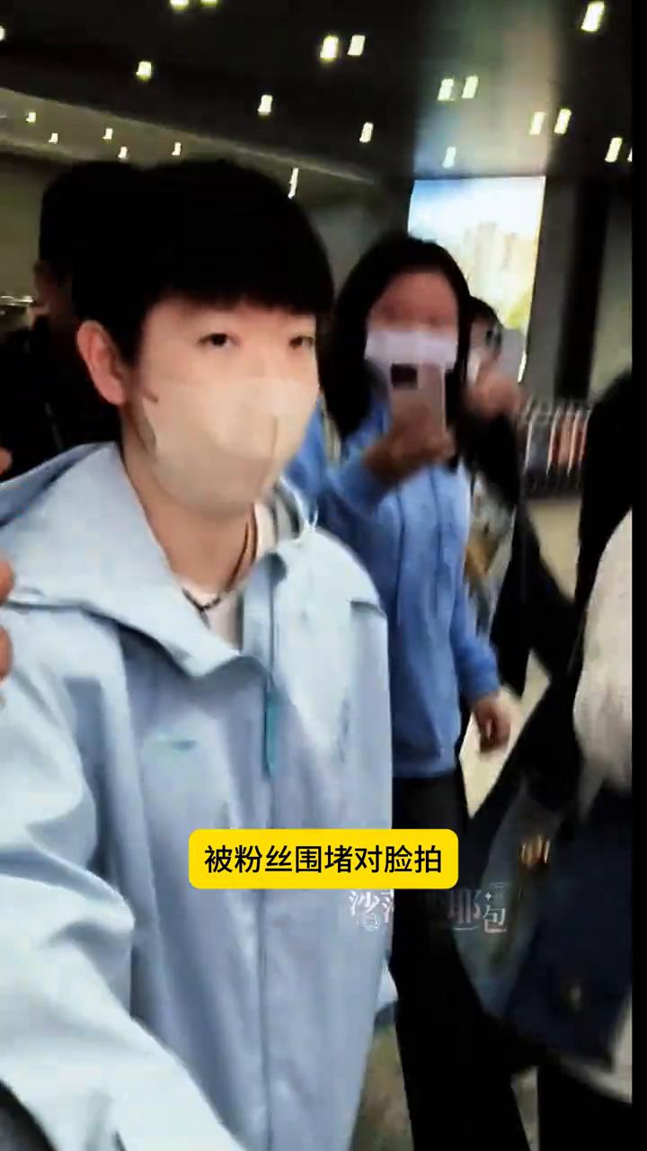 莎莎安全抵达成都，白色羽绒服夹齐刘海短发，干净又显白。现场人气火爆，被粉丝围堵对