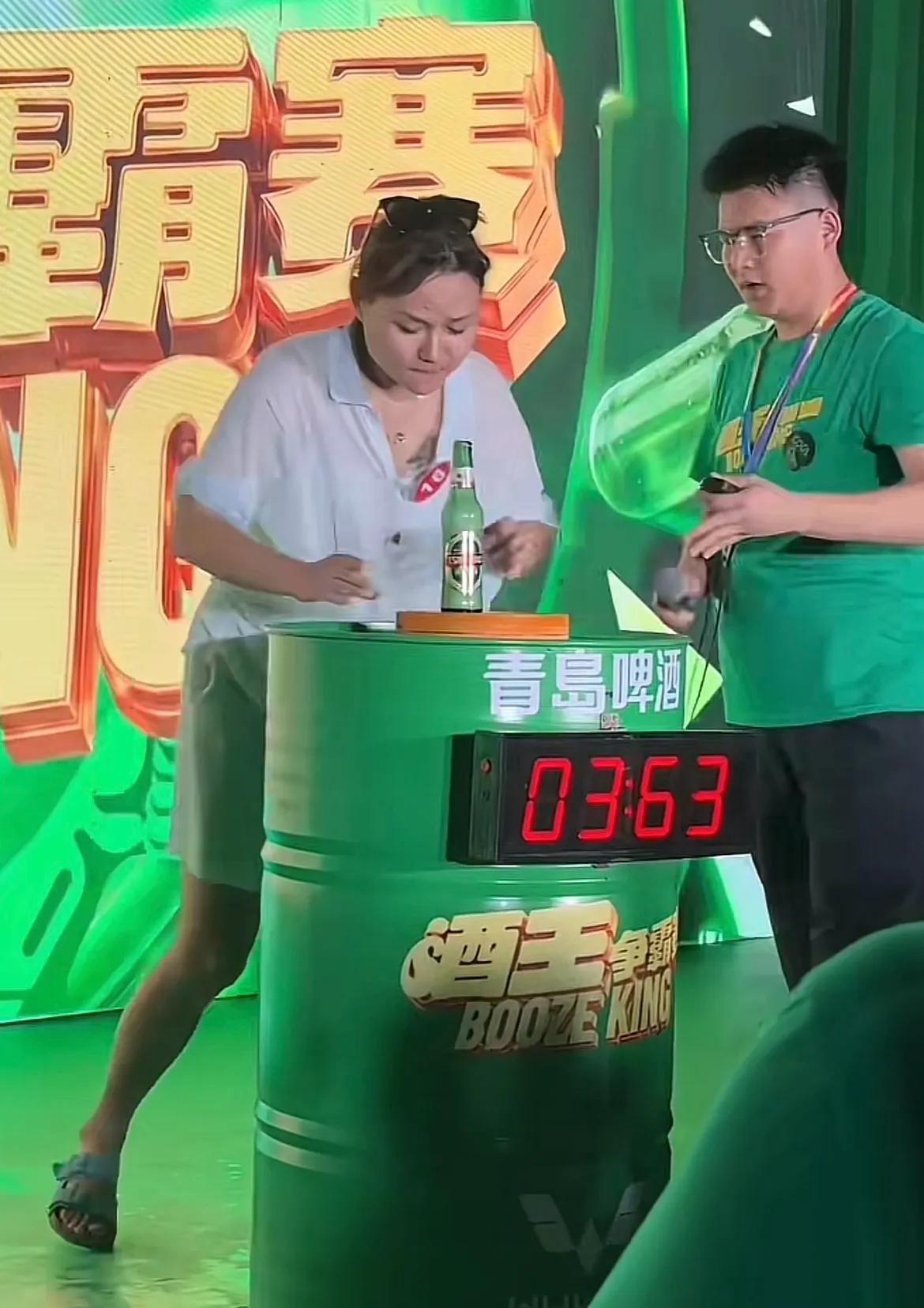 山东青岛，酒王争霸赛火热进行，两届女酒王肖肖又来了，跟任光超同台表演，实力惊人，