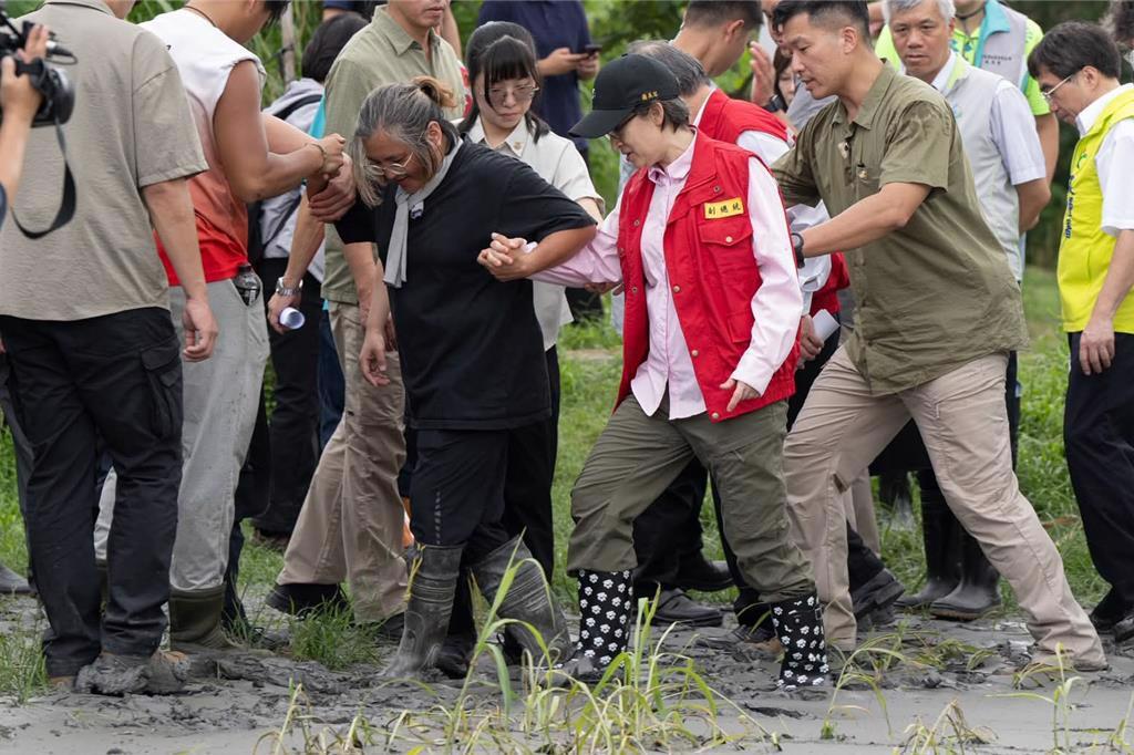 萧美琴赴花莲视察灾情引发民愤，被曝要求灾民腾空房子，以让她落脚根据《中天新闻