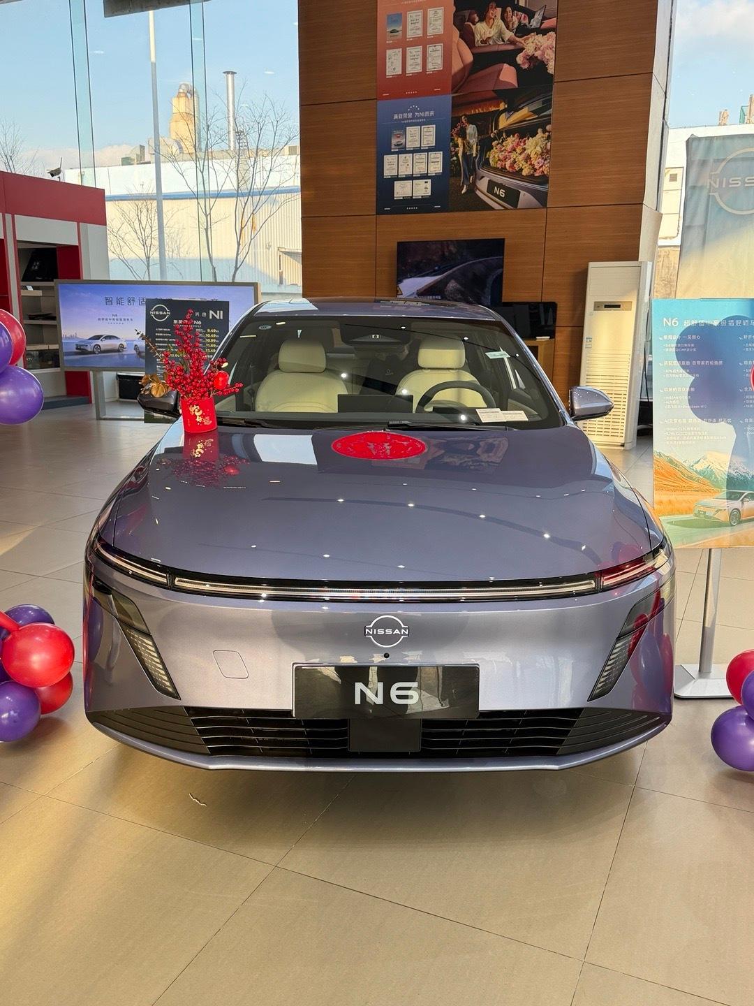 最近朋友要选车，陪她来逛了逛东风日产N6180km纯电续航，亏电油耗才2.79