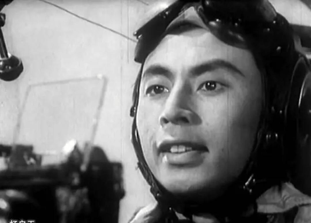 杨启天是一位活跃于1950年代的老艺术家，他曾在电影《青云曲》中饰演飞行员杜春林