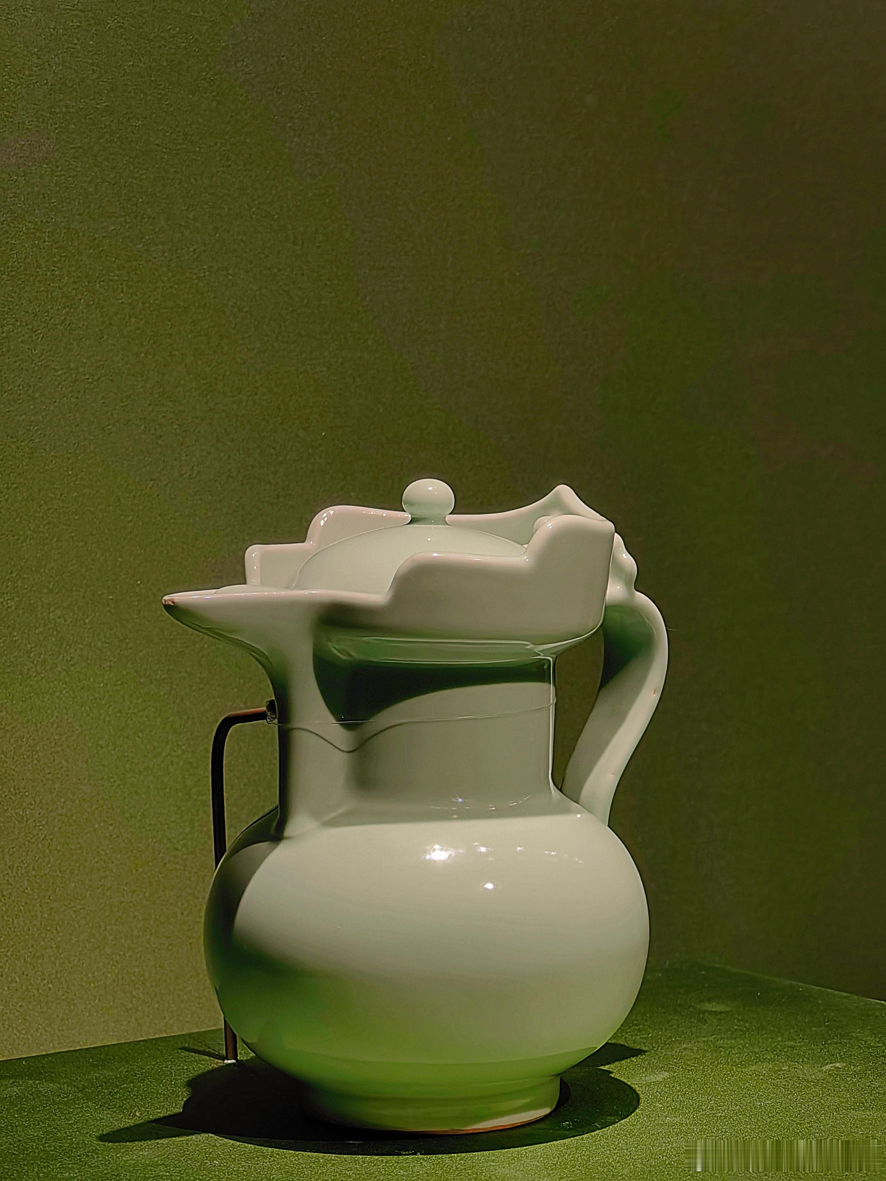 百年守护大展上数量不多的瓷器展上瓷器虽然不多，但是不乏精品。既有永乐的白釉，也有